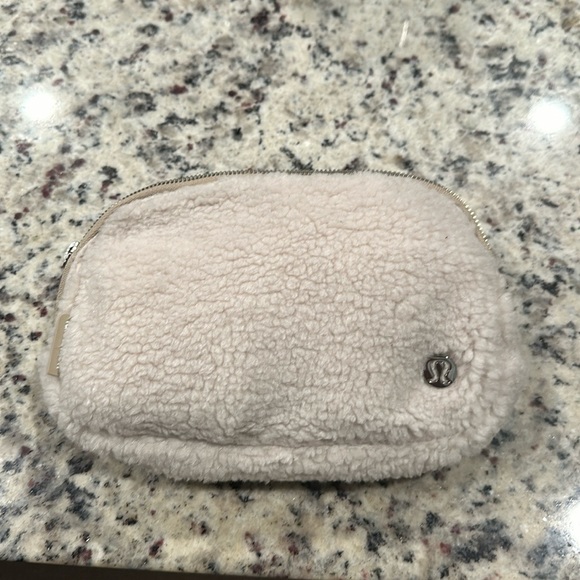 Lululemon Sherpa belt bag - Picture 1 of 5